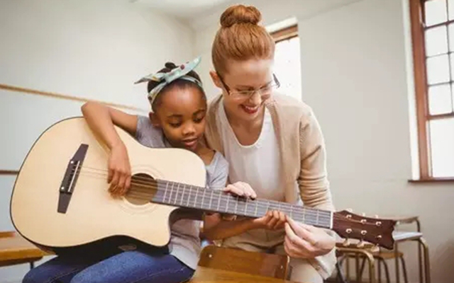印染染料厂废水色度高怎么处理呢（染料的染色及废水处理方法）