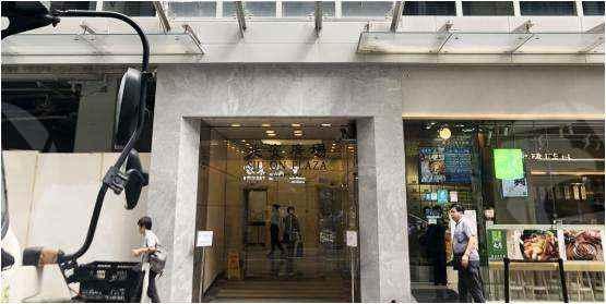 小学生看哥哥们踢十五运会足球赛，一声声加油稚嫩却嘹亮